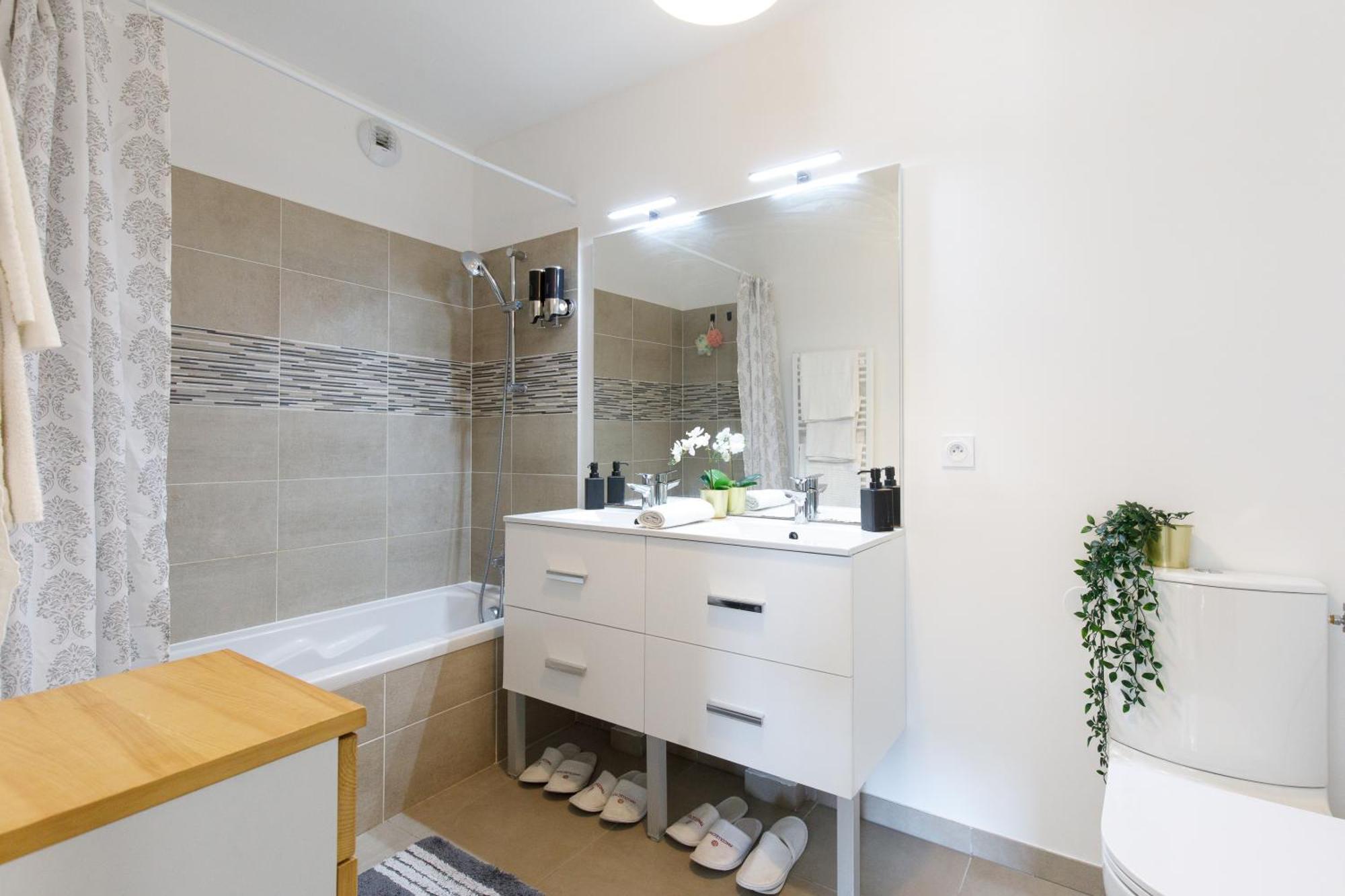 Lovely 2 Bedroom Condo With Pool Vallauris Zewnętrze zdjęcie